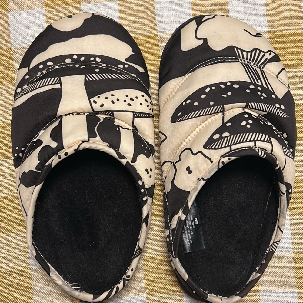 BAGGU Women's Slippers with Mushroom Print - Black and Cream